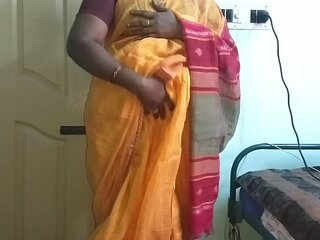 Desi Indiano lussuriosi Tamil Telugu Kannada Malayalam Hindi barare caldo moglie vanita vestito in arancione sari mostrando grande tette e rasato micio difficile titty abs sfregamento lei micio masturbazione