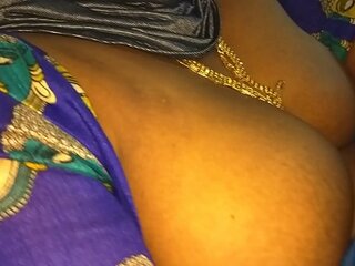 Tamilisch Telugu Tante Kannada Tante Malayalam Tante Kerala Tante Hindi Bhabhi Geile Desi Nordindische Südindische geile Vanita in Sari Schullehrerin zeigt Titten und rasierte Muschi harte Titty abs reibt ihre nasse Muschi